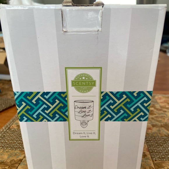 NIB Scentsy Warmer - Picture 3 of 5